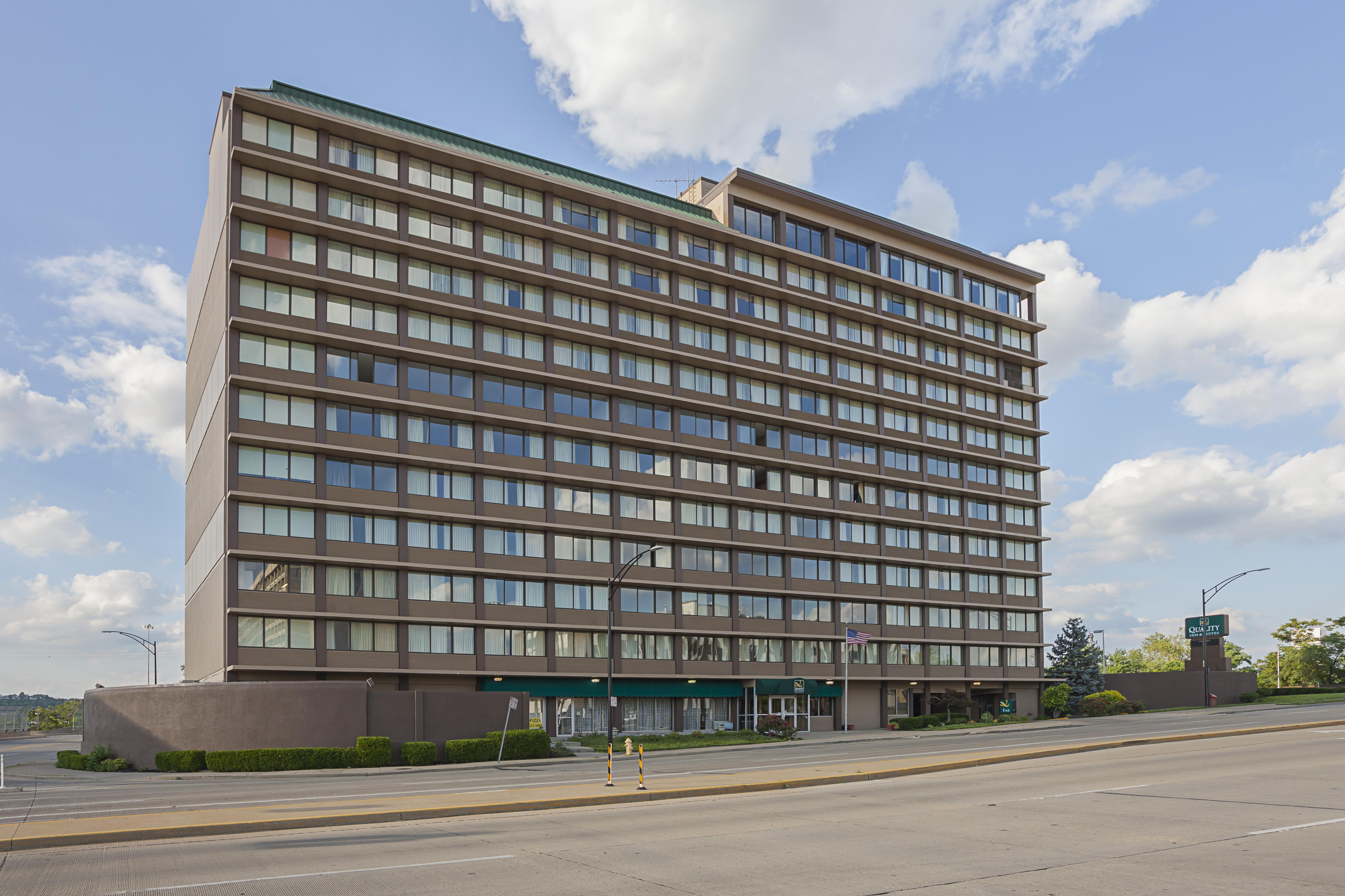 Quality Inn & Suites Cincinnati Exterior photo